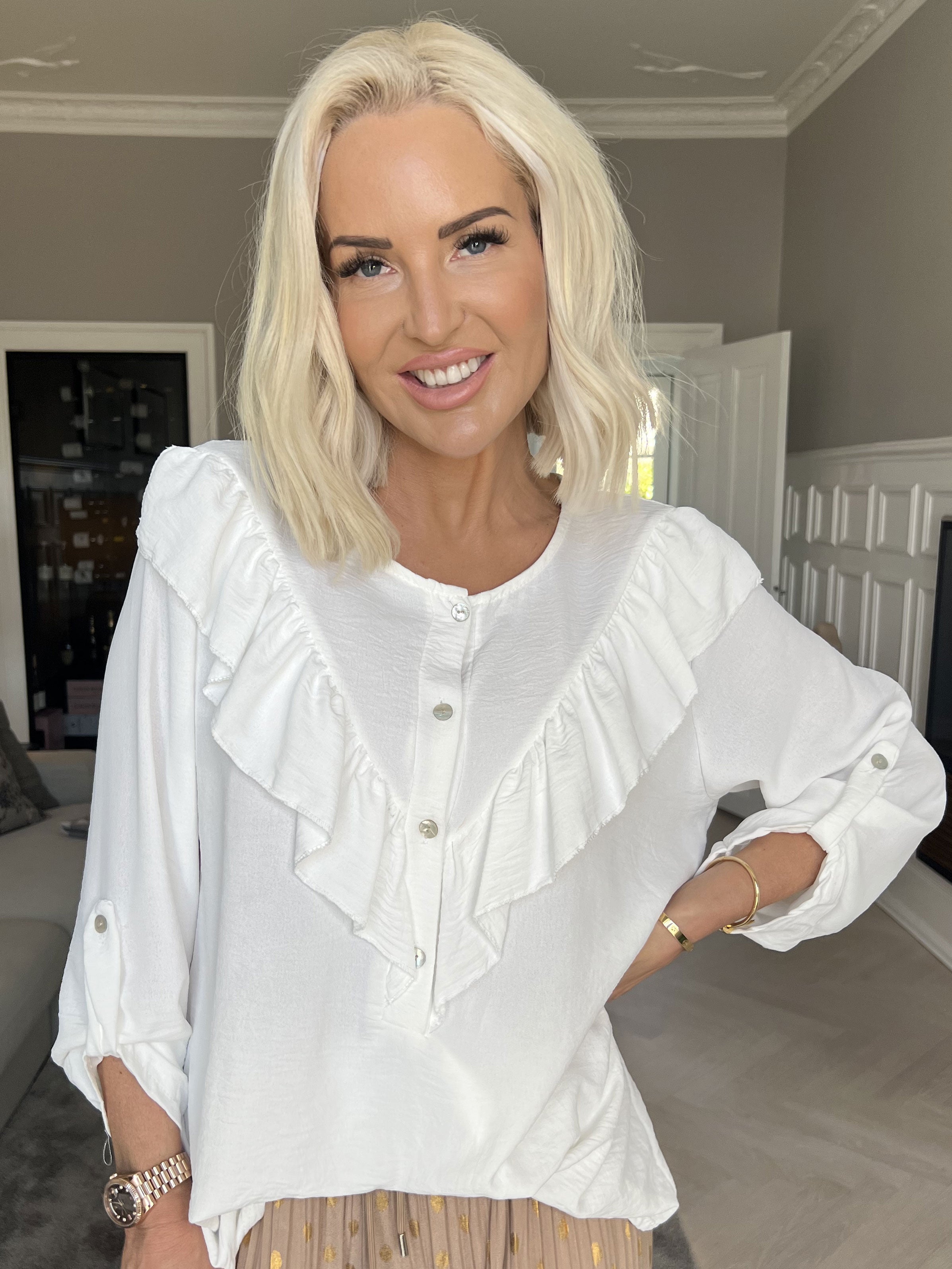 Nicola - Sød bluse med flæser og knapper